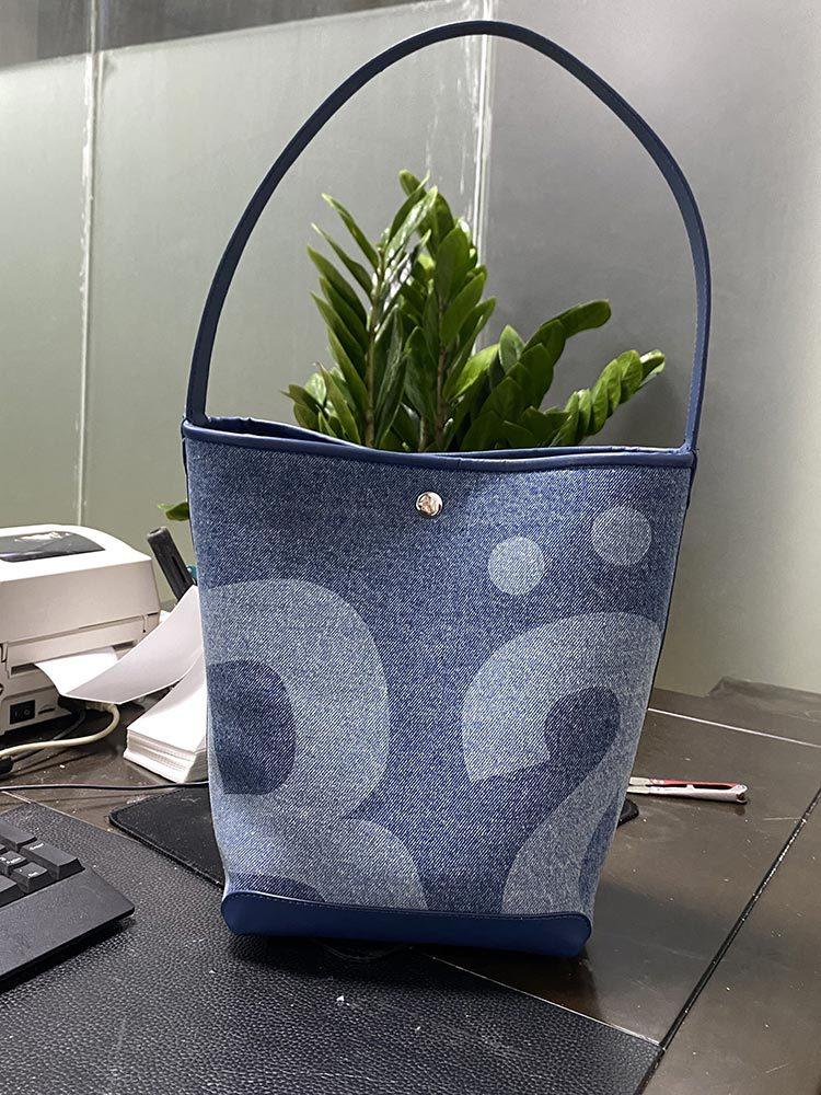 Новые модные женские сумки, сумка-ведро, дизайнерская женская роскошная сумка, простая и универсальная, джинсовая, вязаная сумка через плечо с буквами
Новые модные женские сумки, сумка-ведро, дизайнерская женская роскошная сумка, простая и универсальная, джинсовая, вязаная сумка через плечо с буквами