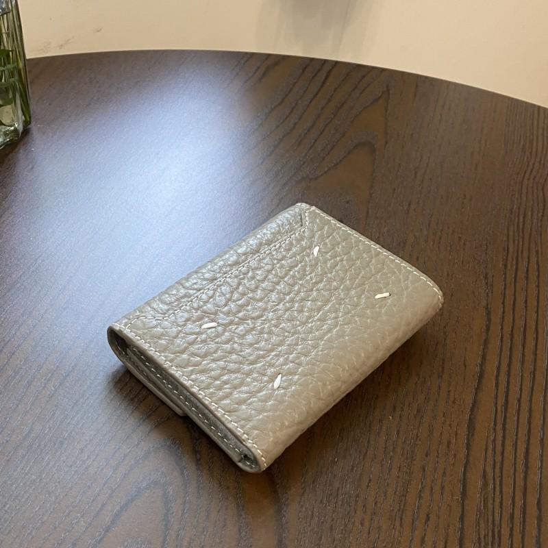 Женский кошелек из коровьей кожи тройного сложения — многоцелевой кошелек в европейском, американском и корейском стиле Length 12cm, Height 9.5cm серый
Женский кошелек из коровьей кожи тройного сложения — многоцелевой кошелек в европейском, американском и корейском стиле Length 12cm, Height 9.5cm серый