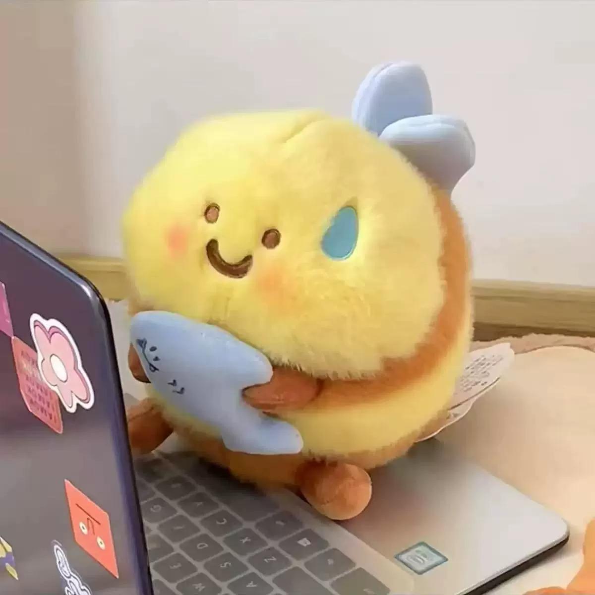 20Cm Cute Sha Bee Plush Toys Pendant Cai Bee Plush Super Plush Honey Jar Plush Doll Bed Sleep Pillow Birthday Gifts For Kids
20Cm Cute Sha Bee Plush Toys Pendant Cai Bee Plush Super Plush Honey Jar Plush Doll Bed Sleep Pillow Birthday Gifts For Kids