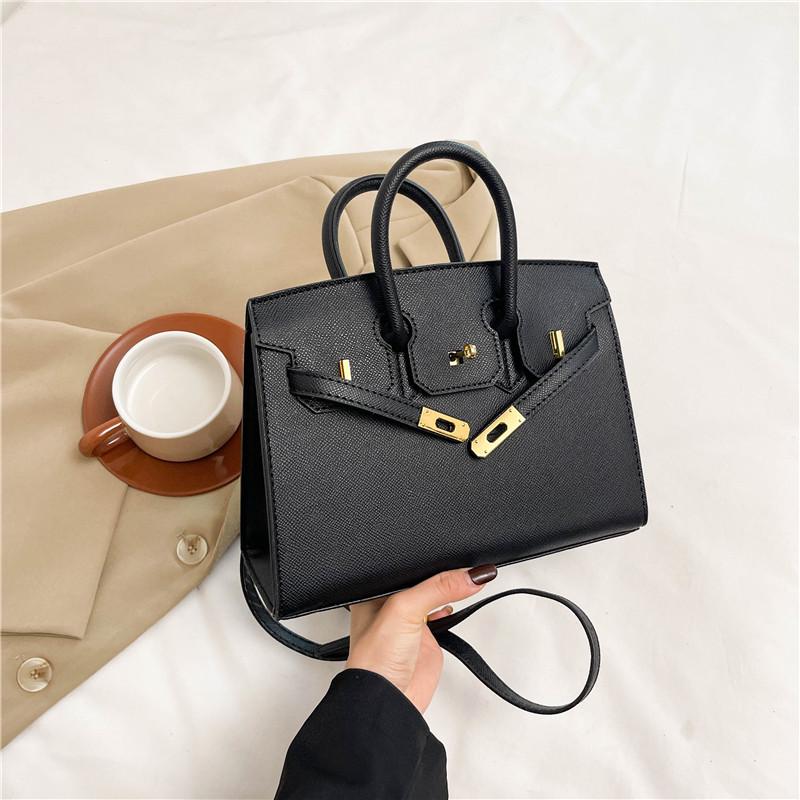 2025 Осень Высокая мода Универсальная сумка кроссбоди с замком для леди 18x9x25
2025 Осень Высокая мода Универсальная сумка кроссбоди с замком для леди 18x9x25