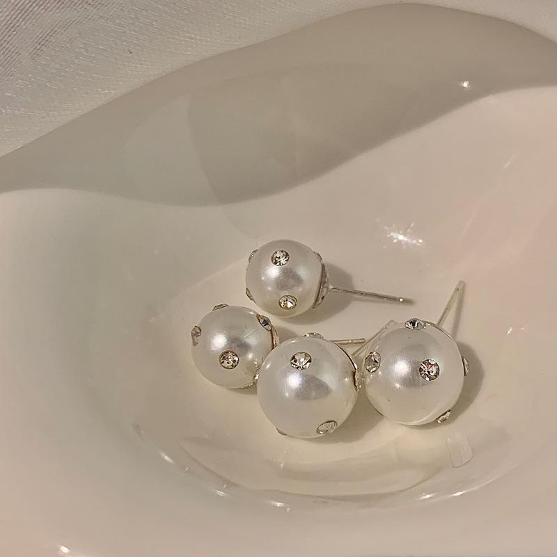 Korean Style Elegant Beaded Pearl Stud Earrings for Women - Unique Retro Design in Gold-Plated Copper
Korean Style Elegant Beaded Pearl Stud Earrings for Women - Unique Retro Design in Gold-Plated Copper