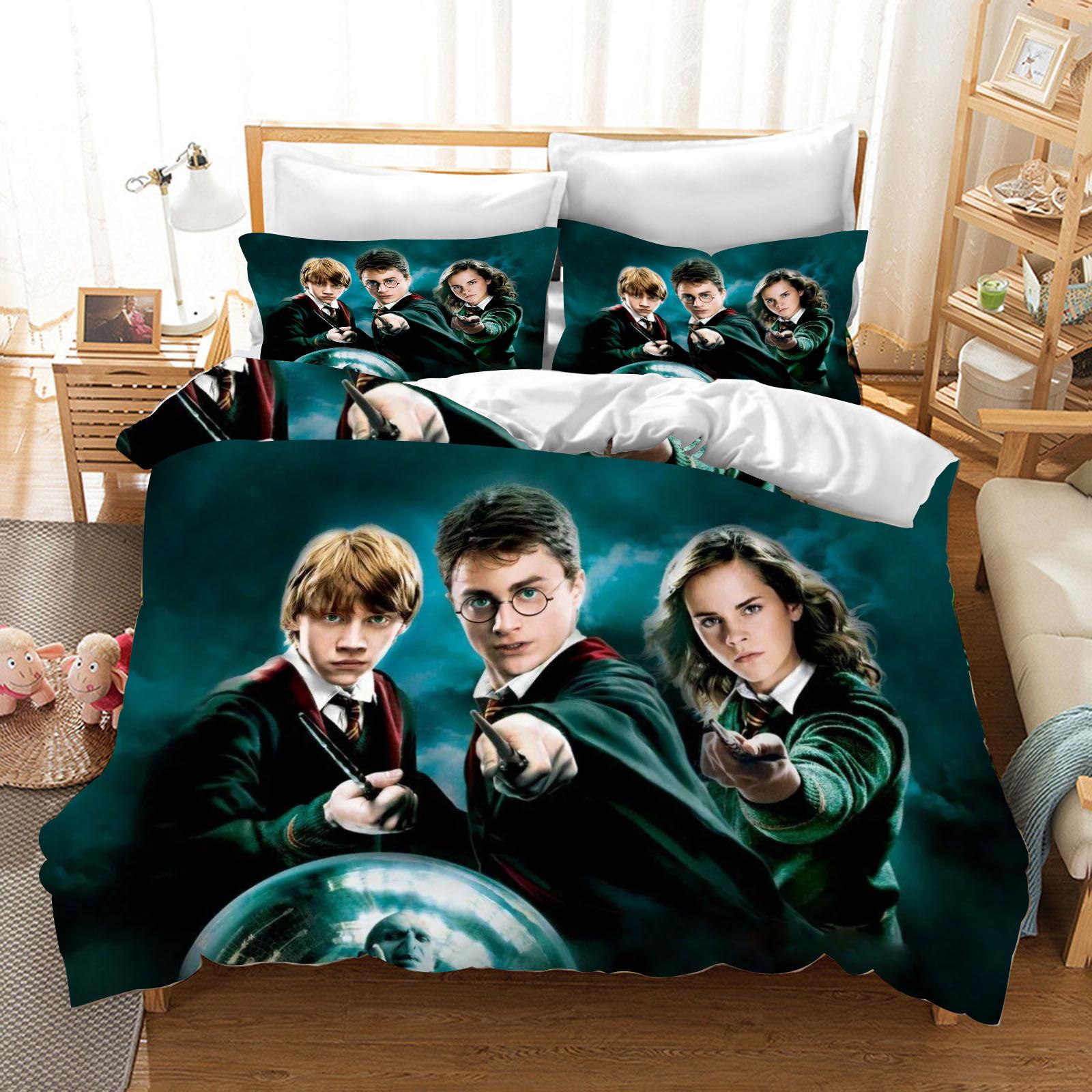Гаррі Поттер Поліестеровий Набір Постільної Білизни Підковдра Розмір Queen Бавовна Милий Принт Мультяшна Наволочка Підходить Для Дітей 155x220cm
Гаррі Поттер Поліестеровий Набір Постільної Білизни Підковдра Розмір Queen Бавовна Милий Принт Мультяшна Наволочка Підходить Для Дітей 155x220cm