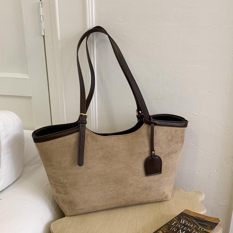 New Retro Suede Women s Shoulder Bag Imitati Patchwork Pu Armpit Underarm Bag Work Travel Casual Street Designer Handbag хакі
New Retro Suede Women s Shoulder Bag Imitati Patchwork Pu Armpit Underarm Bag Work Travel Casual Street Designer Handbag хакі