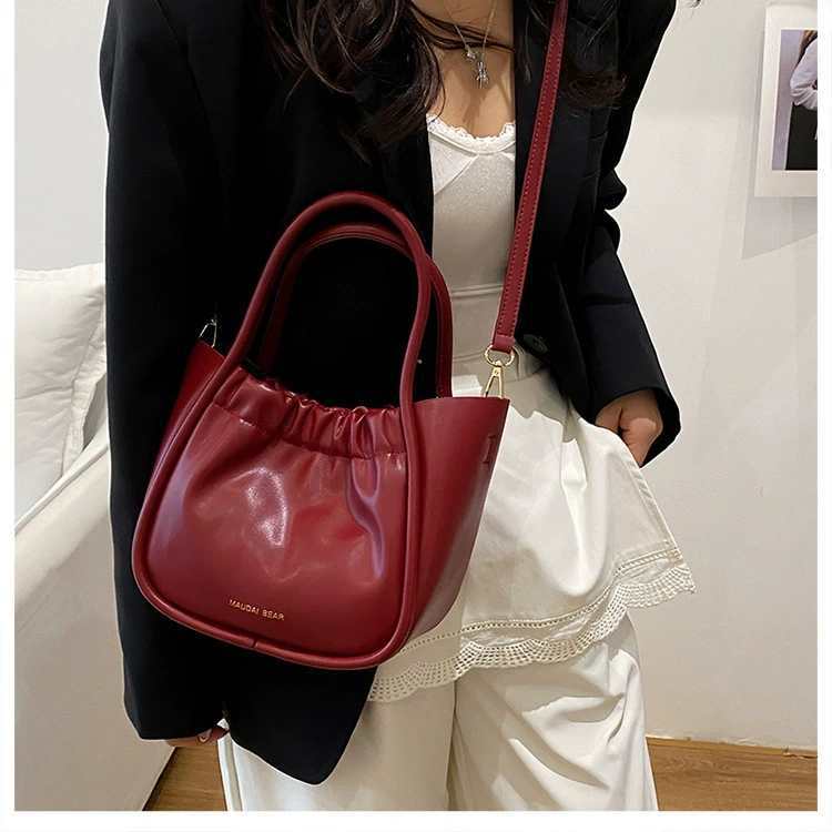 Small Group Silver Texture Handbag Women s Shoulder Bag Simple Popular All-matching Cross-body Bucket 23x10x18 чорний
Small Group Silver Texture Handbag Women s Shoulder Bag Simple Popular All-matching Cross-body Bucket 23x10x18 чорний