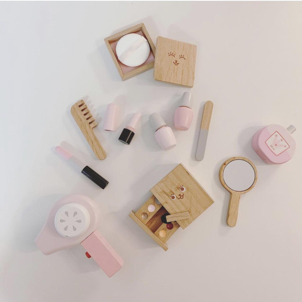 Children s Wooden Pretend Makeup Set: Portable Cosmetics Toy for Dress-Up and Imaginative Play
Children s Wooden Pretend Makeup Set: Portable Cosmetics Toy for Dress-Up and Imaginative Play