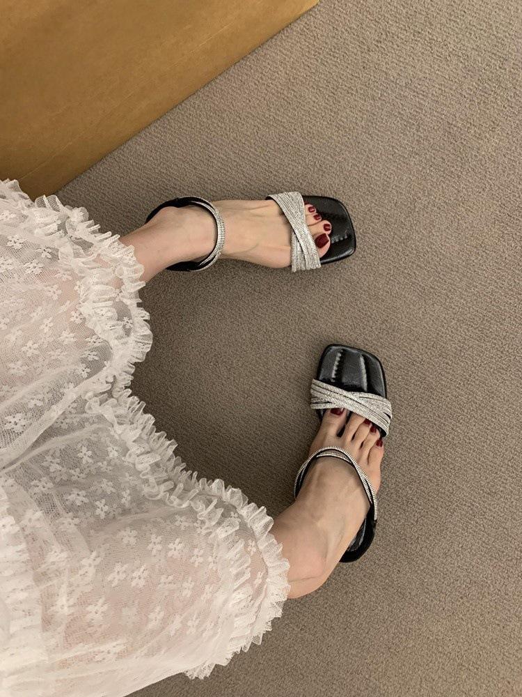 French beautiful rhinestones with open-toed sandals for women s summer wear 2025 new temperament high-heeled cool slippers 35 чёрный
French beautiful rhinestones with open-toed sandals for women s summer wear 2025 new temperament high-heeled cool slippers 35 чёрный