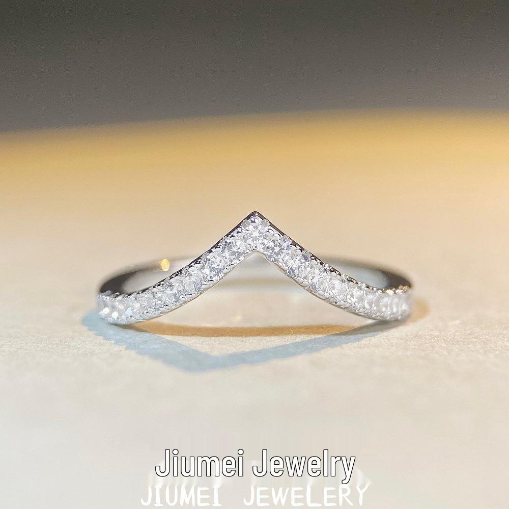 V-shaped S925 Sterling Silver White Gold Eternity Stacking Ring for Women - Non-fading Size 8
V-shaped S925 Sterling Silver White Gold Eternity Stacking Ring for Women - Non-fading Size 8