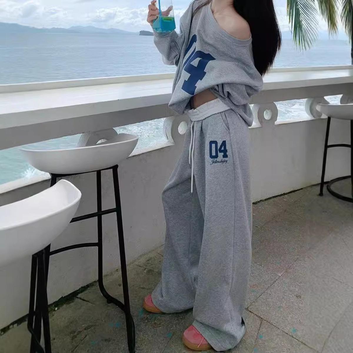 American Fashion Retro Sports Pants for Women in Spring and Summer High Waisted and Drooping Casual Pants Loose Pants XXL світло-сірого кольору
American Fashion Retro Sports Pants for Women in Spring and Summer High Waisted and Drooping Casual Pants Loose Pants XXL світло-сірого кольору