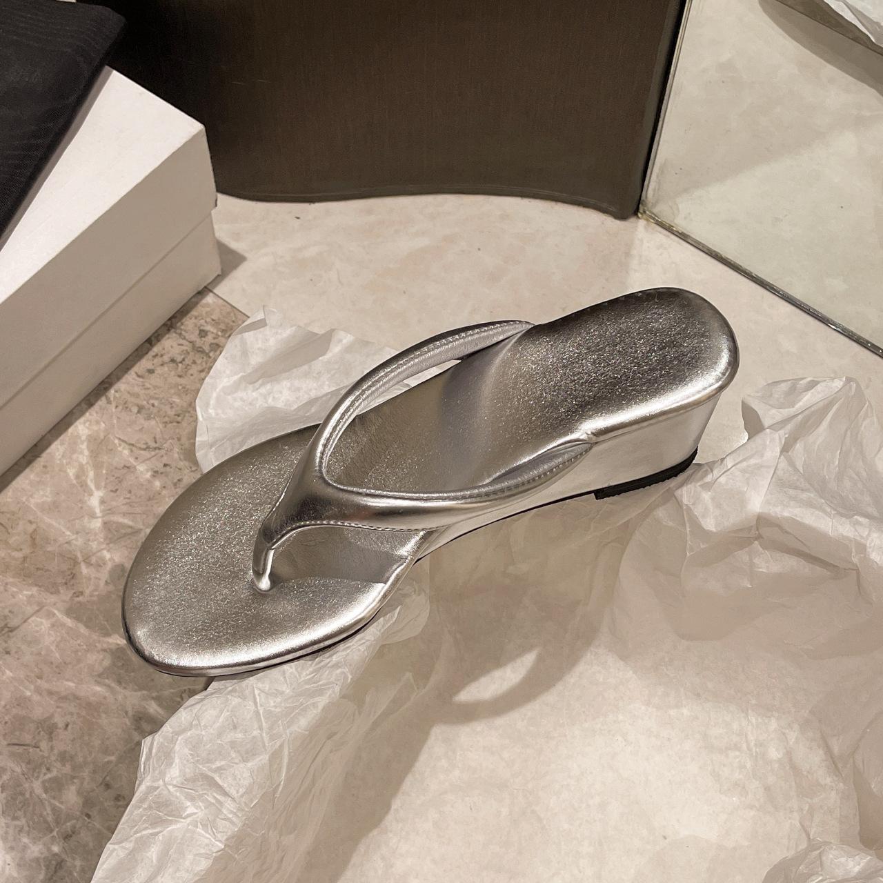 Summer wear a pedal large size cool slippers women s fashion slope heel flip-flops small height increase thick-soled slippers women 35
Summer wear a pedal large size cool slippers women s fashion slope heel flip-flops small height increase thick-soled slippers women 35