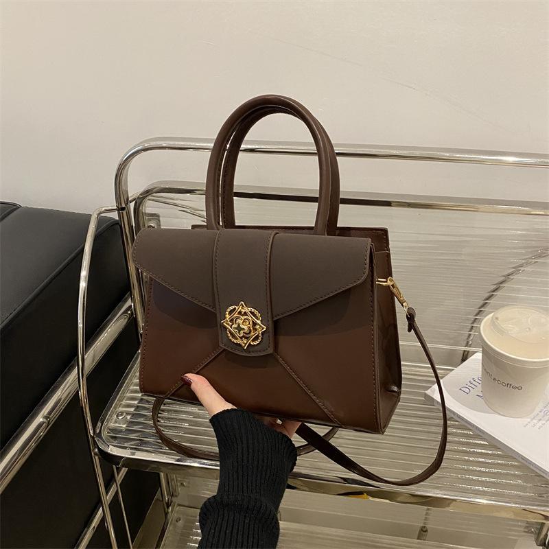 Simple light luxury commuting shopping large-capacity handbag women s autumn and winter texture niche design shoulder messenger bag кавовий
Simple light luxury commuting shopping large-capacity handbag women s autumn and winter texture niche design shoulder messenger bag кавовий
