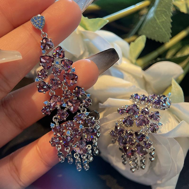 Серьги с бахромой из светлого, цветного треугольного циркония, блестящие серьги с микроинкрустацией, высококачественные свадебные украшения. фиолетовый
Серьги с бахромой из светлого, цветного треугольного циркония, блестящие серьги с микроинкрустацией, высококачественные свадебные украшения. фиолетовый