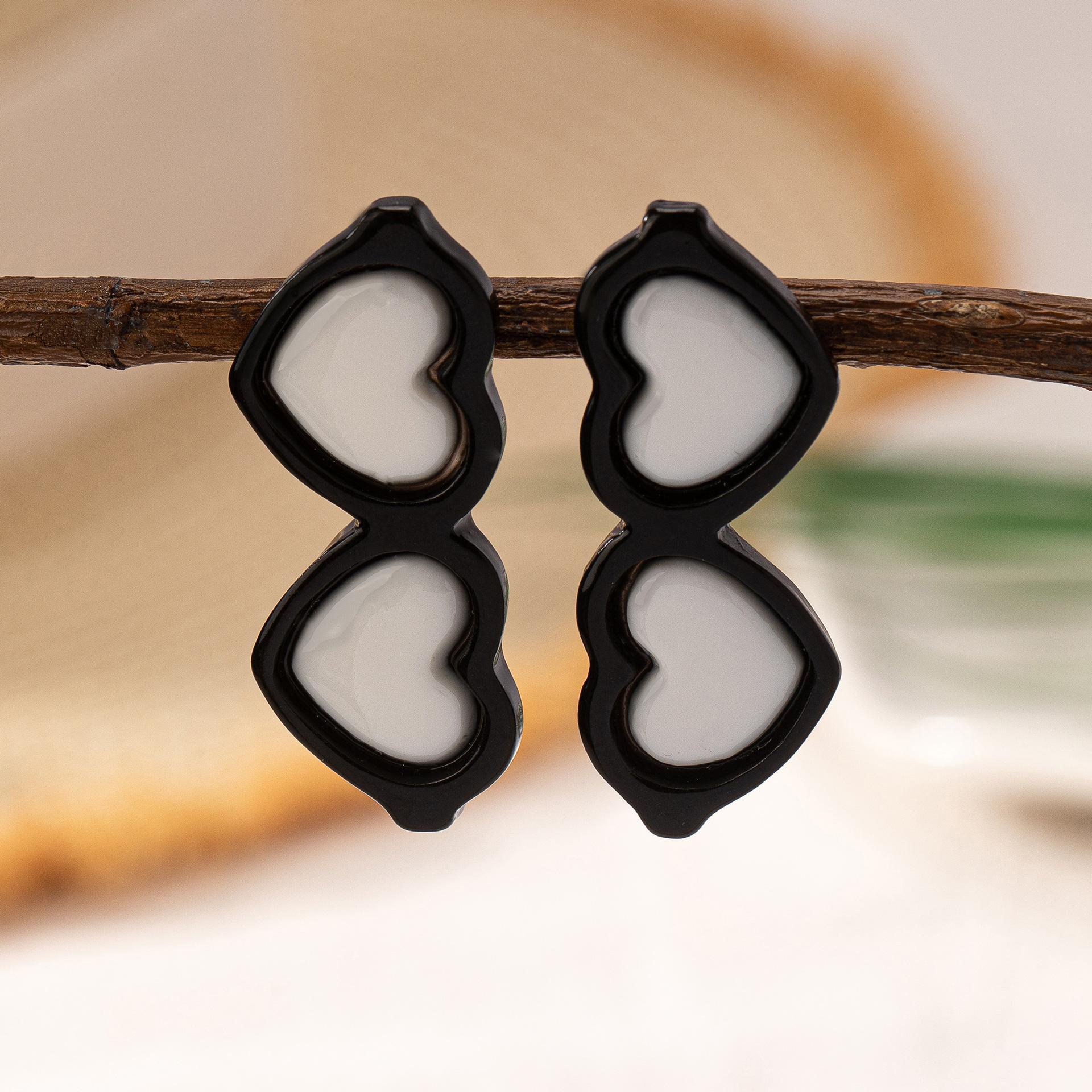 Трендовые очки в форме сердца и минималистичные серьги в стиле ретро
Трендовые очки в форме сердца и минималистичные серьги в стиле ретро