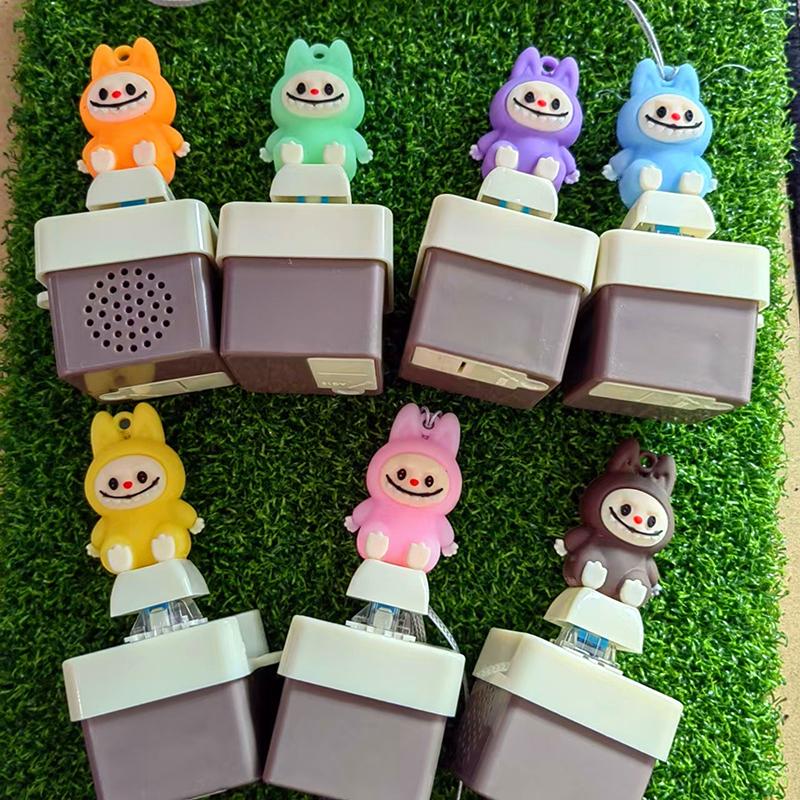 Милий мультфільм у стилі мультфільму аніме зі звуком і світлом. Офісна декомпресійна іграшкова сумка. Брелок
Милий мультфільм у стилі мультфільму аніме зі звуком і світлом. Офісна декомпресійна іграшкова сумка. Брелок