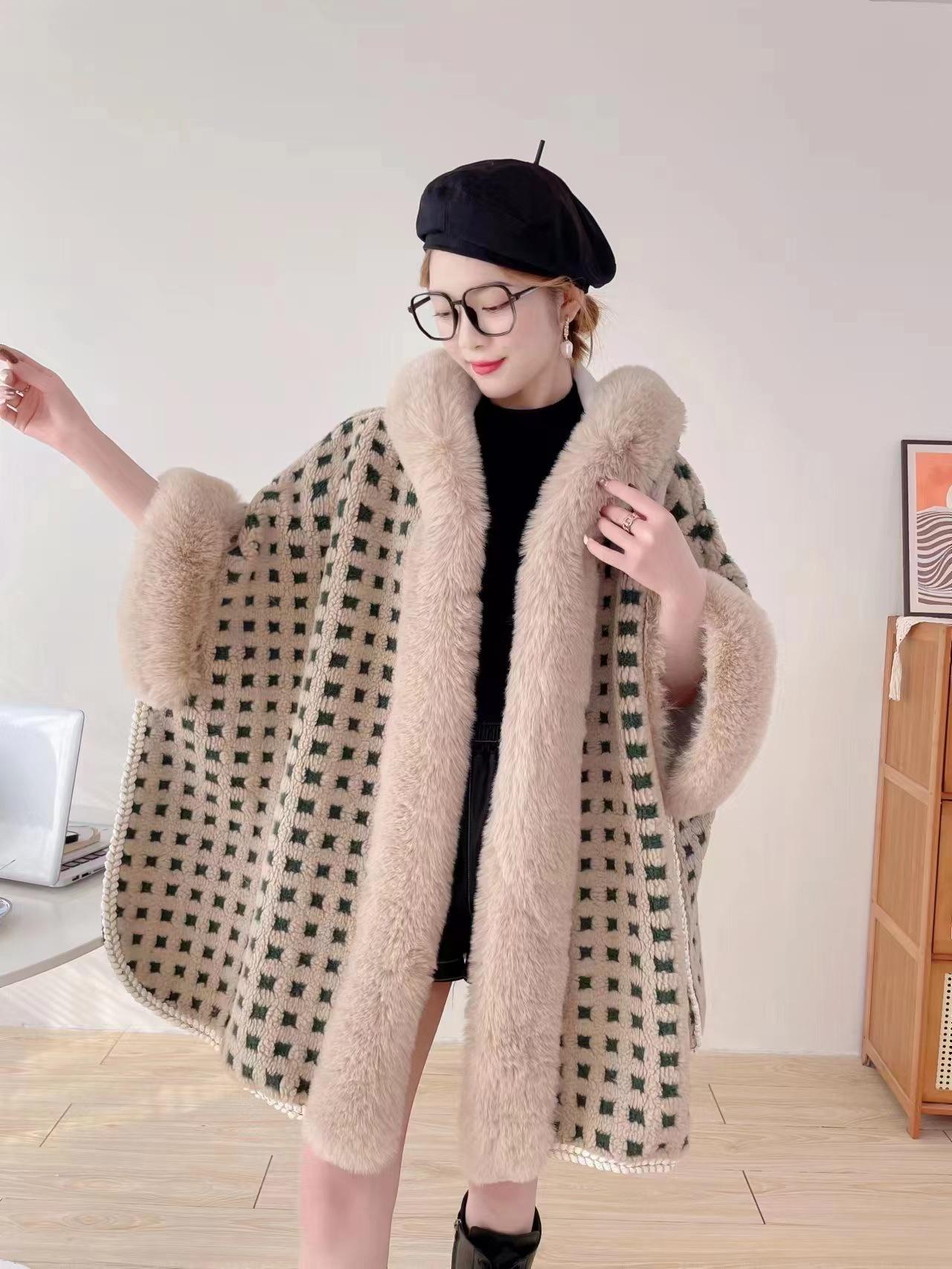 Свободная шаль женская ретро тонкая накидка с утолщенным меховым воротником и капюшоном куртка 60-80cm
Свободная шаль женская ретро тонкая накидка с утолщенным меховым воротником и капюшоном куртка 60-80cm