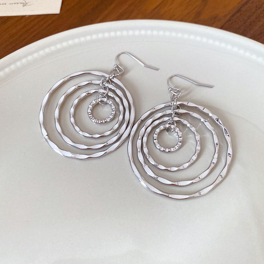 Bohemian round thread hollow multi-layer ear hook European and American cold wind earrings light luxury high-end earrings
Bohemian round thread hollow multi-layer ear hook European and American cold wind earrings light luxury high-end earrings