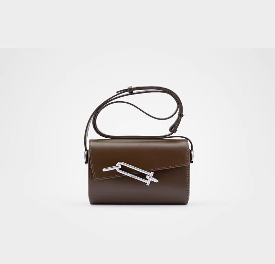 Lock box bag Interloc color small square bag niche fashion versatile men s and women s bags diagonal cross armpit bag
Lock box bag Interloc color small square bag niche fashion versatile men s and women s bags diagonal cross armpit bag