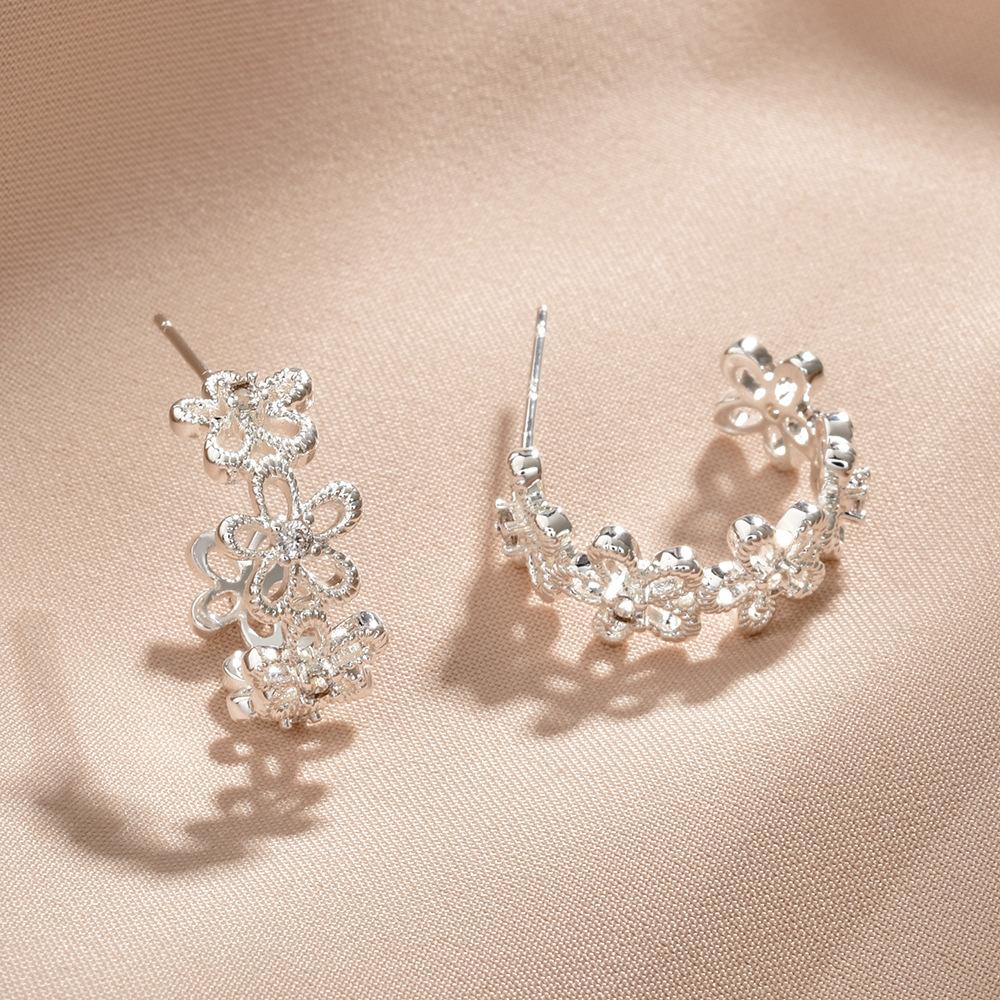 Korean Sweet Lace Flower C-Shape Stud Earrings Micro-Paved Zircon Elegant Half Hoop Earrings for Women
Korean Sweet Lace Flower C-Shape Stud Earrings Micro-Paved Zircon Elegant Half Hoop Earrings for Women