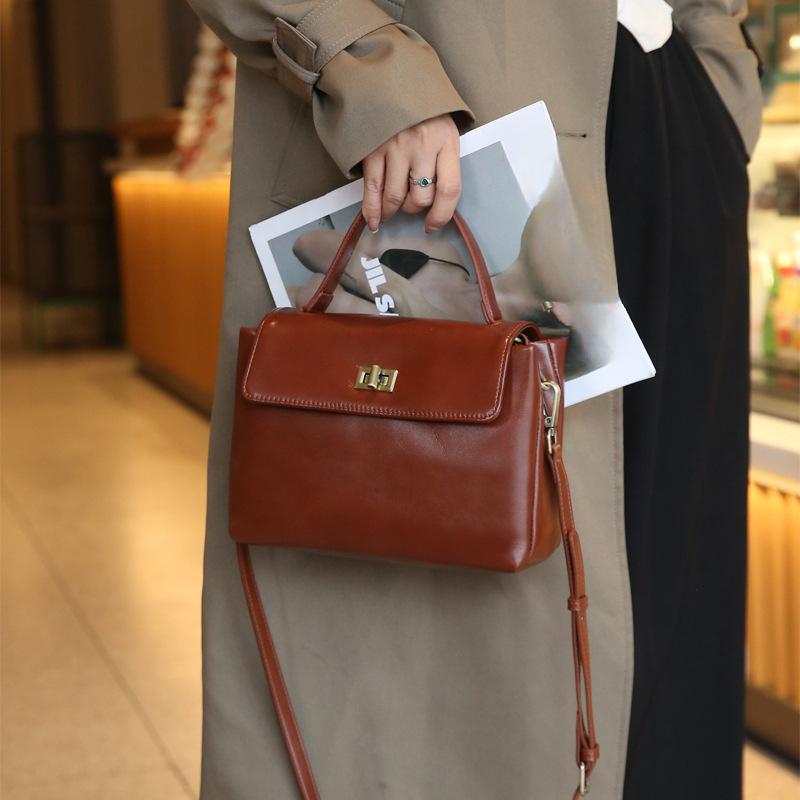 Niche Design Women s Bag Spring and Summer New Versatile Leather Handbag Large Capacity Double layer Bag Shoulder Bag 23*9*17CM
Niche Design Women s Bag Spring and Summer New Versatile Leather Handbag Large Capacity Double layer Bag Shoulder Bag 23*9*17CM