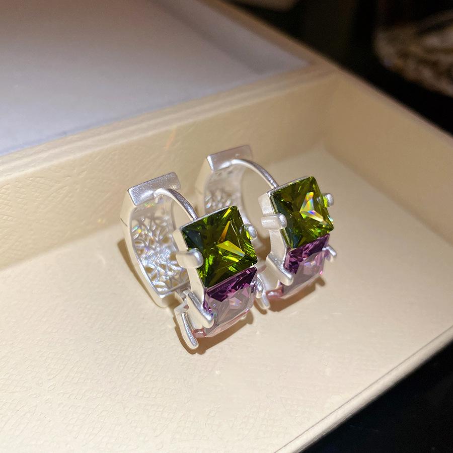 Zircon square hollow simple ear buckle retro personality fashion exquisite temperament earrings light luxury high-end earrings women
Zircon square hollow simple ear buckle retro personality fashion exquisite temperament earrings light luxury high-end earrings women