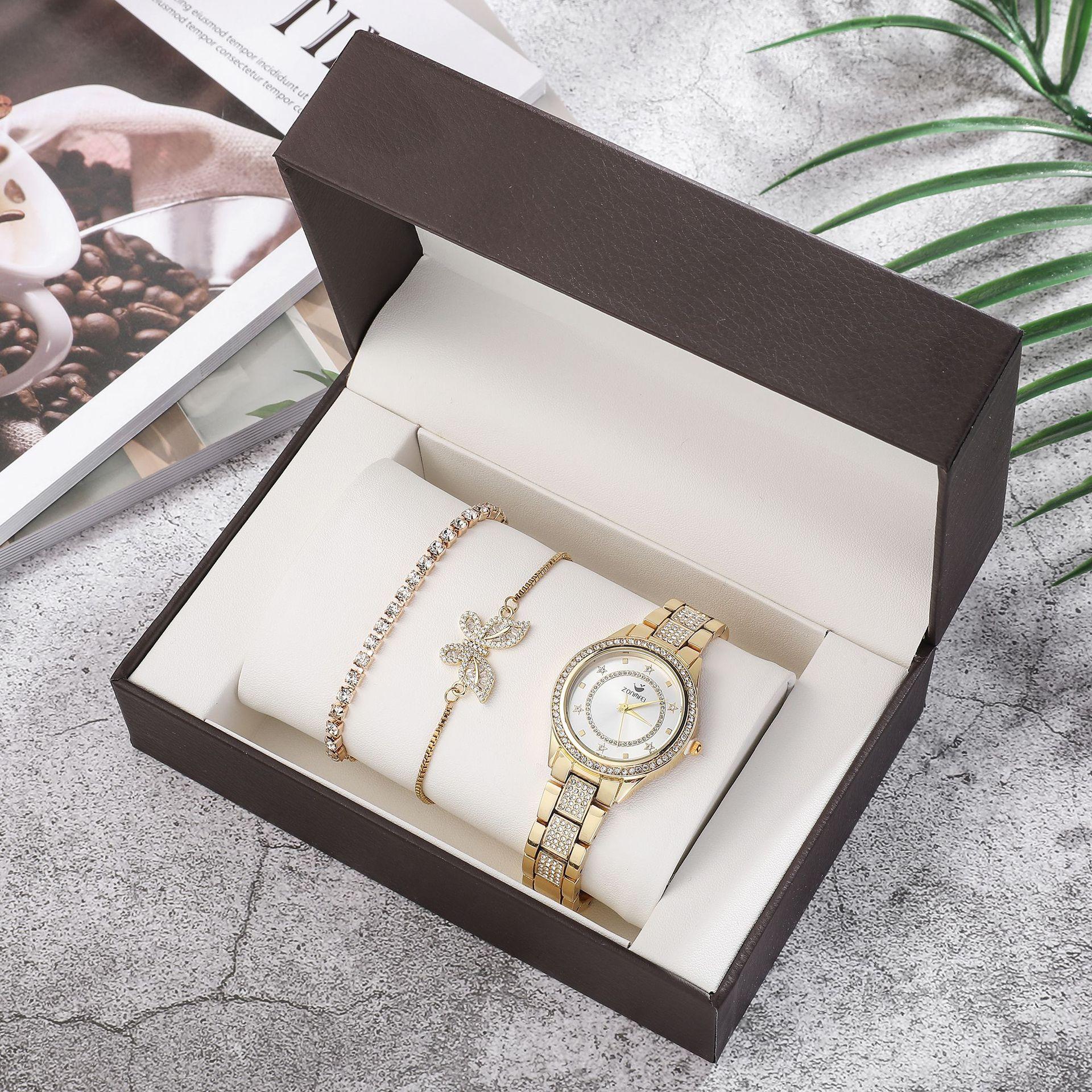 Новый женский модный набор часов из 3 предметов + изысканный браслет из титановой стали с бриллиантами, сохраняющий цвет, подарочная коробка
Новый женский модный набор часов из 3 предметов + изысканный браслет из титановой стали с бриллиантами, сохраняющий цвет, подарочная коробка