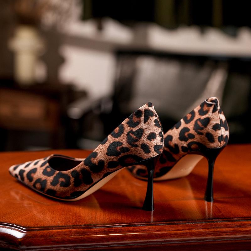 Leopard Print Sheepskin Stiletto Heels – Women s Pointed Toe, Low-Cut, Versatile Style 2024. Size 36 цветной печати леопарда
Leopard Print Sheepskin Stiletto Heels – Women s Pointed Toe, Low-Cut, Versatile Style 2024. Size 36 цветной печати леопарда