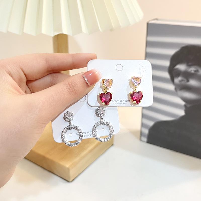 Trendy Silver Heart Hoop Earrings - Elegant and Light Luxury Dangle Jewelry for a Stylish Look
Trendy Silver Heart Hoop Earrings - Elegant and Light Luxury Dangle Jewelry for a Stylish Look
