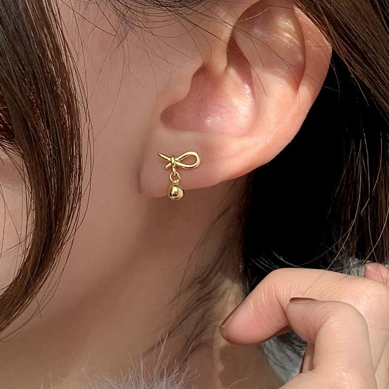 Серьги-гвоздики с узелками и бусинами, женские простые серьги-бантики, легкие, роскошные, темпераментные, геометрические серьги
Серьги-гвоздики с узелками и бусинами, женские простые серьги-бантики, легкие, роскошные, темпераментные, геометрические серьги