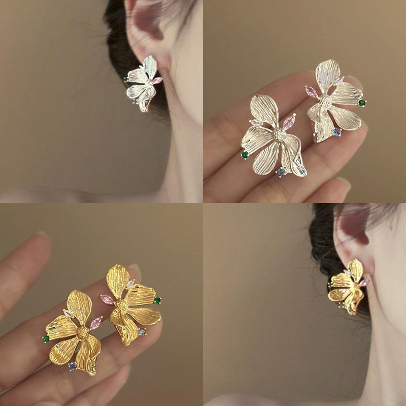 Pleated striped diamond-set flower stud earrings cold wind temperament high-end earrings niche fashion light luxury earrings
Pleated striped diamond-set flower stud earrings cold wind temperament high-end earrings niche fashion light luxury earrings