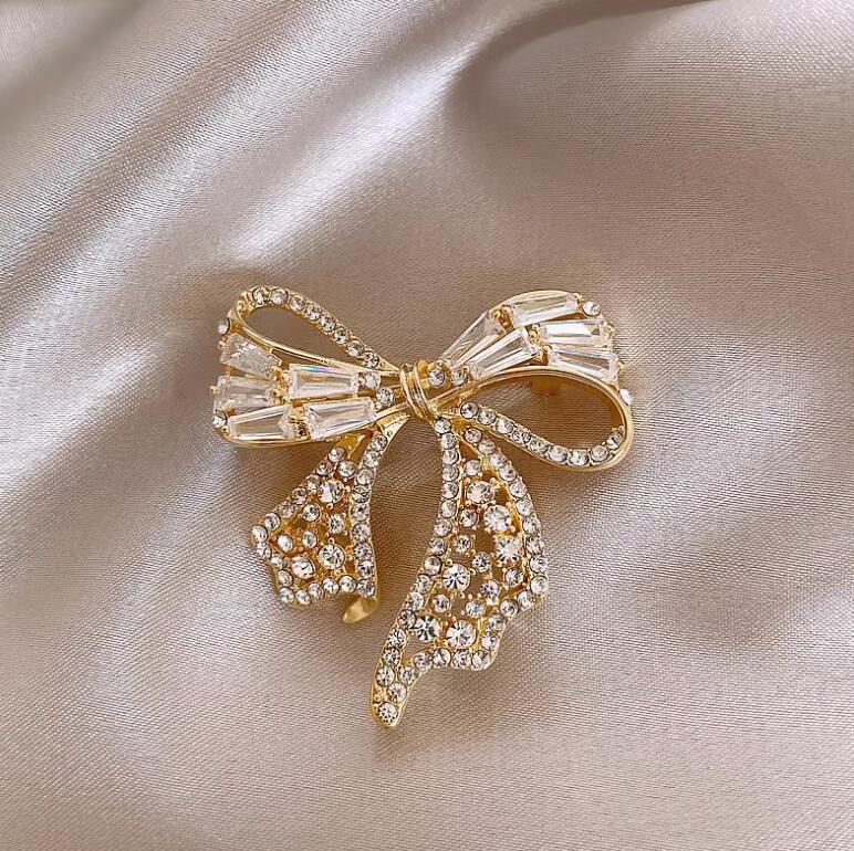 Luxury Rhinestone Bow Brooch for Women Broches Decorativos Para Ro Pin Jewelry Accessories Unisex Office Party Friend Gifts
Luxury Rhinestone Bow Brooch for Women Broches Decorativos Para Ro Pin Jewelry Accessories Unisex Office Party Friend Gifts