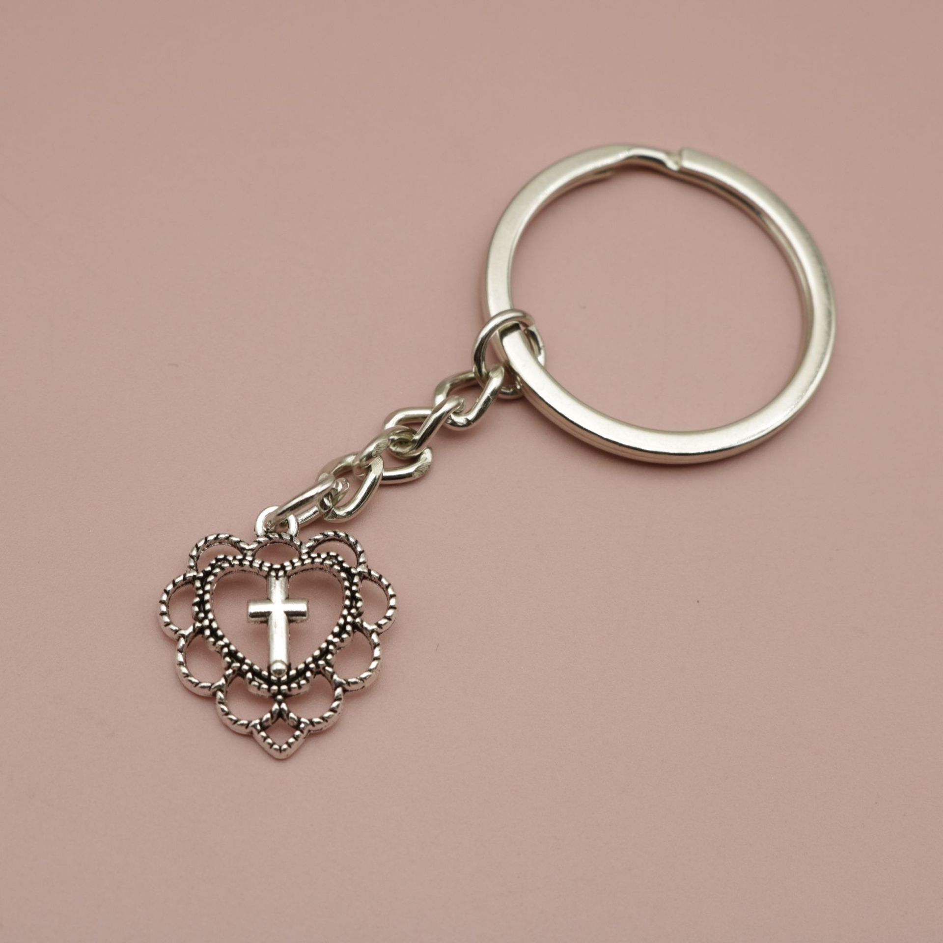 Популярні ювелірні вироби. Простий брелок із хрестом любові
Популярні ювелірні вироби. Простий брелок із хрестом любові