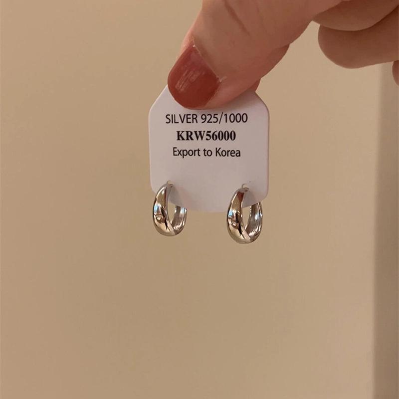 Korean style simple rhombus hoop earrings new hot style high-end light luxury niche ear buckle autumn and winter earrings
Korean style simple rhombus hoop earrings new hot style high-end light luxury niche ear buckle autumn and winter earrings