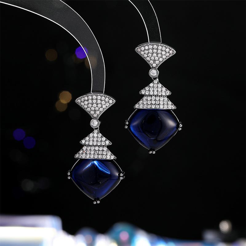 Women s Light Luxury Design Elegant Inlaid Zircon Earrings Fashionable And Versatile Niche Design Earrings Daily Accessories
Women s Light Luxury Design Elegant Inlaid Zircon Earrings Fashionable And Versatile Niche Design Earrings Daily Accessories