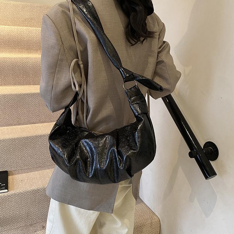 Вместительная ретро-сумка-пельмень из мягкой кожи с плиссировкой, в ленивом повседневном стиле, с рогом, на плечо, мессенджер чёрный
Вместительная ретро-сумка-пельмень из мягкой кожи с плиссировкой, в ленивом повседневном стиле, с рогом, на плечо, мессенджер чёрный