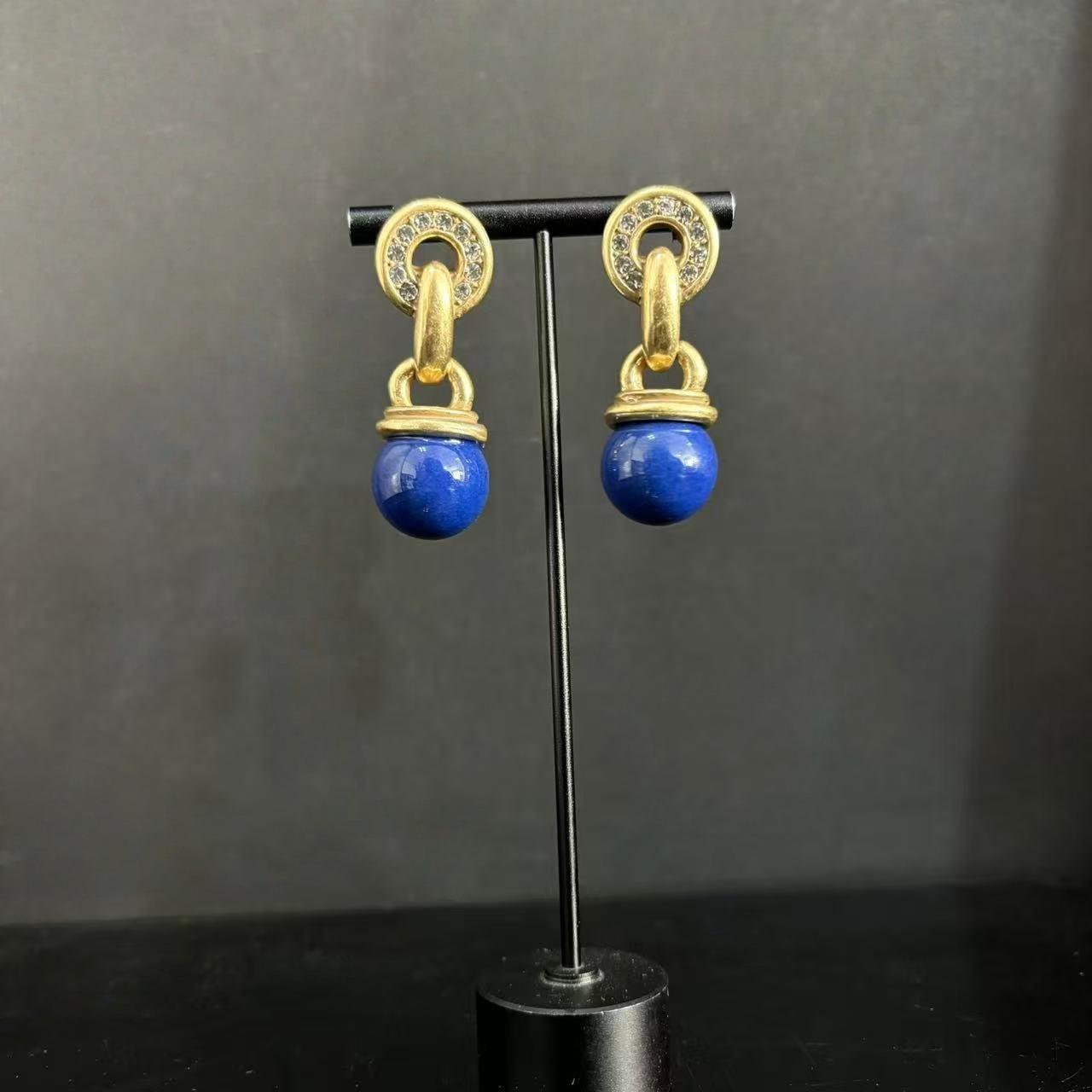Design French Retro Stud Earrings, Pendant Earrings, Femininity, Socialite, High-End Light Luxury Earrings.
Design French Retro Stud Earrings, Pendant Earrings, Femininity, Socialite, High-End Light Luxury Earrings.