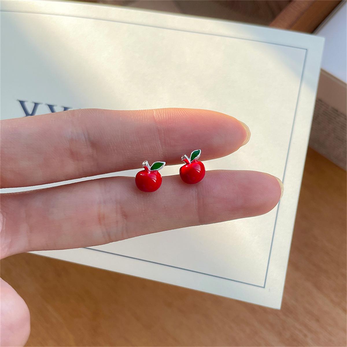 Рождественские серьги-гвоздики в виде красного яблока для женщин, небольшие ароматные стильные изысканные серьги-подвески с глазурью, высококачественные серебряные серьги-иглы, новые продукты. A pair of 925 silver needle
Рождественские серьги-гвоздики в виде красного яблока для женщин, небольшие ароматные стильные изысканные серьги-подвески с глазурью, высококачественные серебряные серьги-иглы, новые продукты. A pair of 925 silver needle