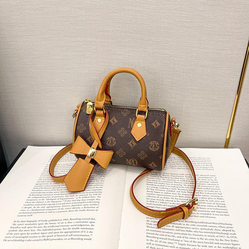 Нишевая портативная сумка-подушка женская летняя новая модная простая сумка через плечо универсальная сумка-мессенджер
Нишевая портативная сумка-подушка женская летняя новая модная простая сумка через плечо универсальная сумка-мессенджер