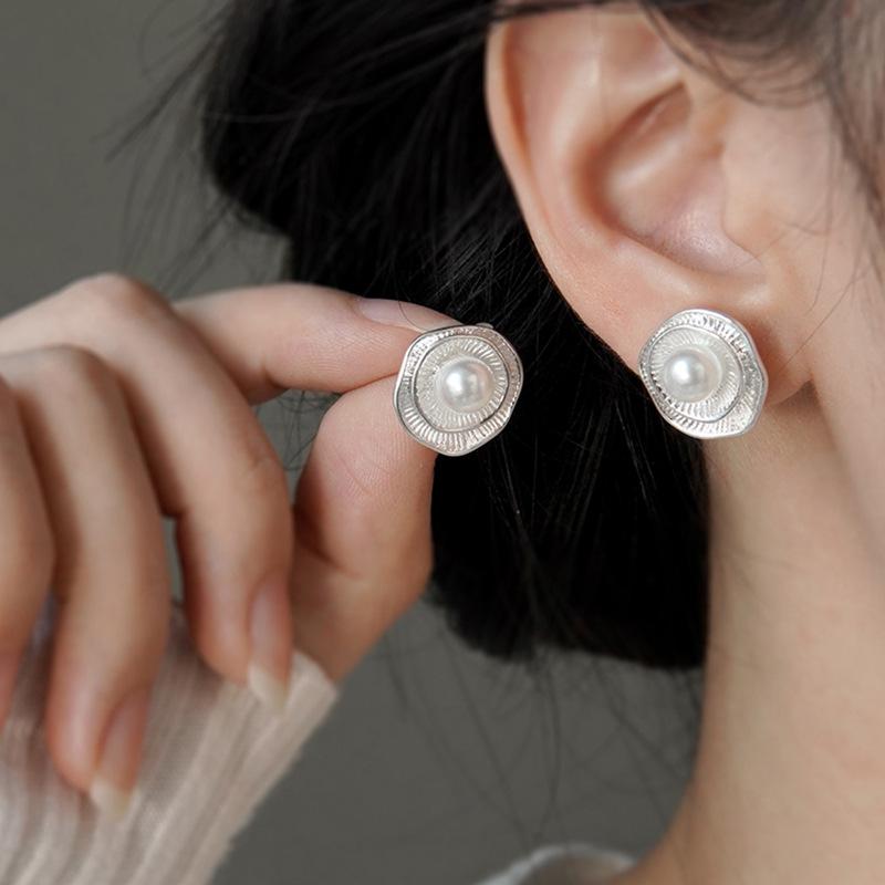 Pearl hollow lotus leaf earrings French retro temperament stud earrings niche versatile high-end earrings women
Pearl hollow lotus leaf earrings French retro temperament stud earrings niche versatile high-end earrings women