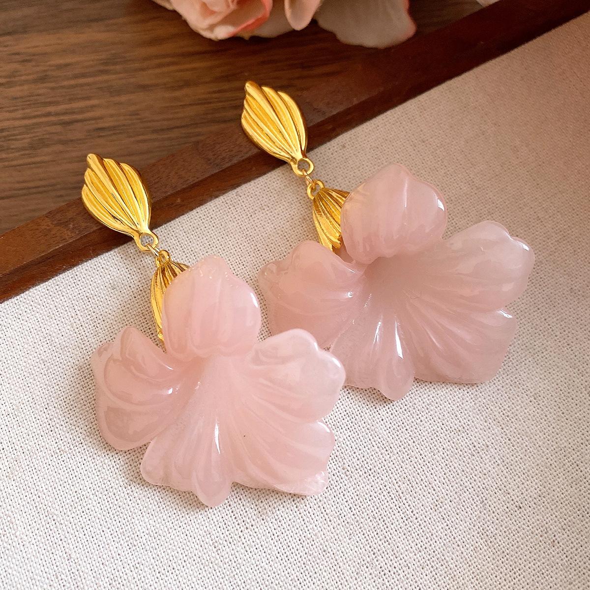 Medieval vintage silver needle resin flower pendant earrings simple fashion stud earrings light luxury high-end earrings women
Medieval vintage silver needle resin flower pendant earrings simple fashion stud earrings light luxury high-end earrings women