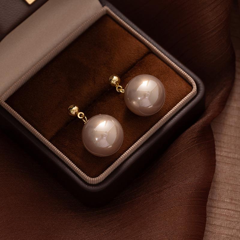 Fashion Commuting Ol Gale Blowing Pearl Ear Needles Light Luxury Temperament Earrings Elegant Earrings Women S Versatile High Sense
Fashion Commuting Ol Gale Blowing Pearl Ear Needles Light Luxury Temperament Earrings Elegant Earrings Women S Versatile High Sense