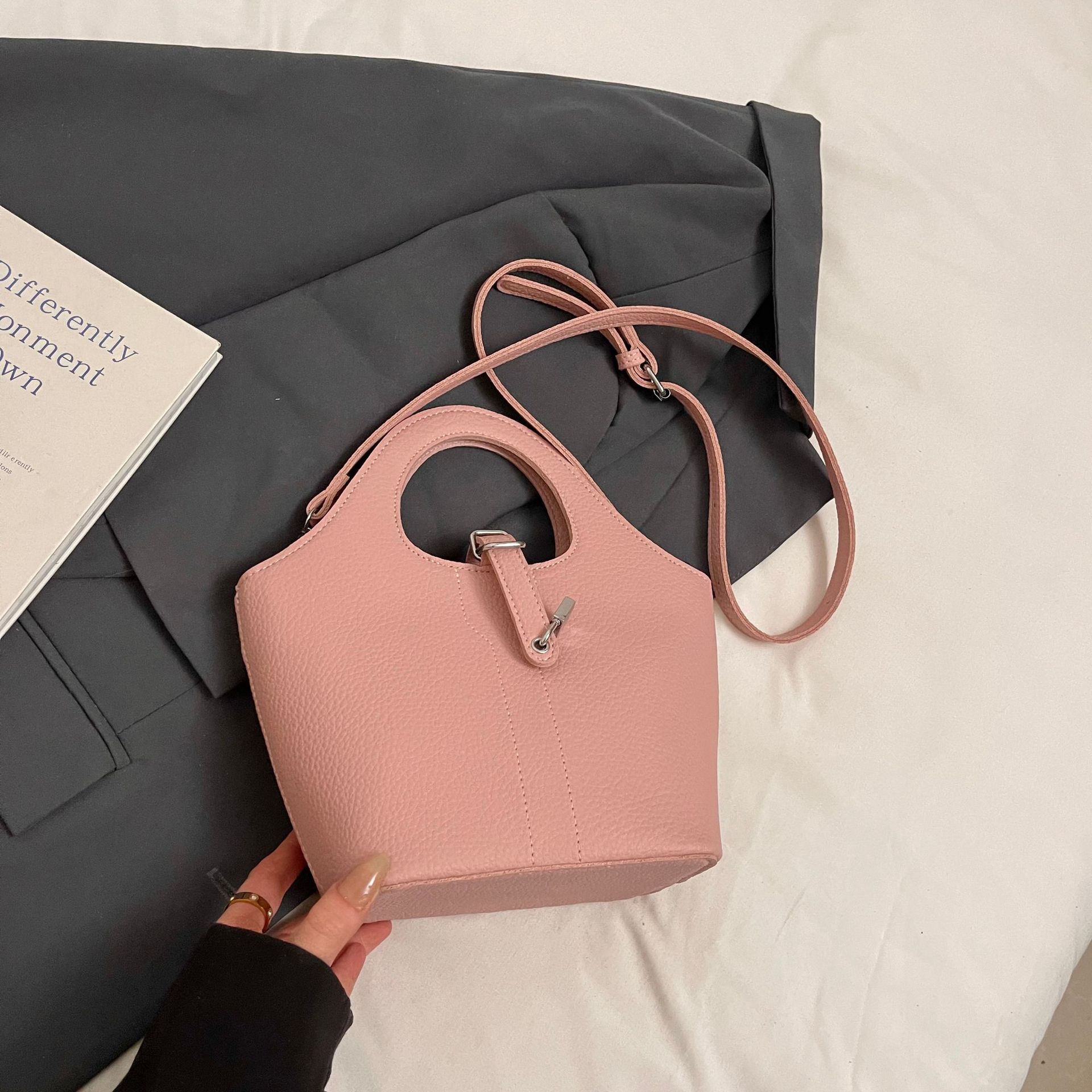 Versatile hand carry vegetable basket small bag women s 2025 new trendy fashion soft leather bucket bag summer commuter messenger bag
Versatile hand carry vegetable basket small bag women s 2025 new trendy fashion soft leather bucket bag summer commuter messenger bag