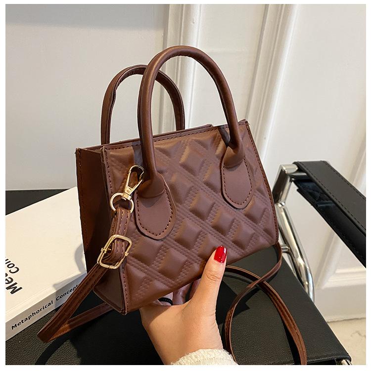 Популярна текстурована жіноча сумка 2024 року, нова модна мода на одне плече, невелика квадратна сумка в іноземному стилі, проста індивідуальна портативна сумка-мессенджер 123 темно-коричневого кольору
Популярна текстурована жіноча сумка 2024 року, нова модна мода на одне плече, невелика квадратна сумка в іноземному стилі, проста індивідуальна портативна сумка-мессенджер 123 темно-коричневого кольору