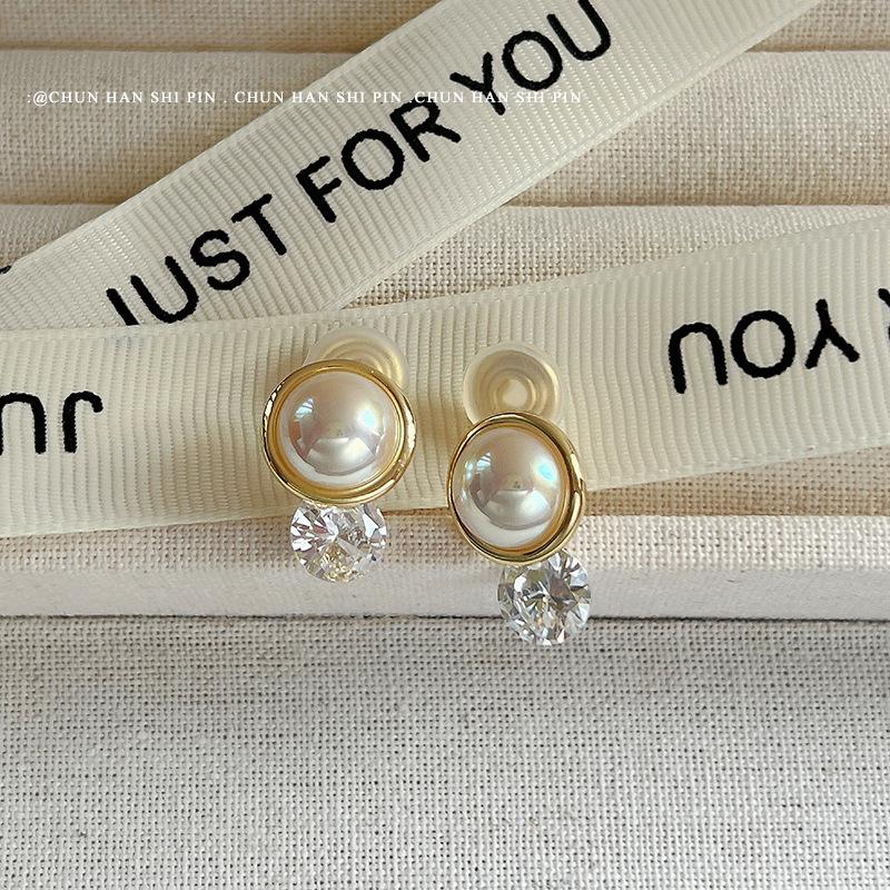 Round zircon pearl mosquito coil disc earclip, high-end temperament stud earrings, simple and fashionable versatile earrings, exquisite earrings.
Round zircon pearl mosquito coil disc earclip, high-end temperament stud earrings, simple and fashionable versatile earrings, exquisite earrings.