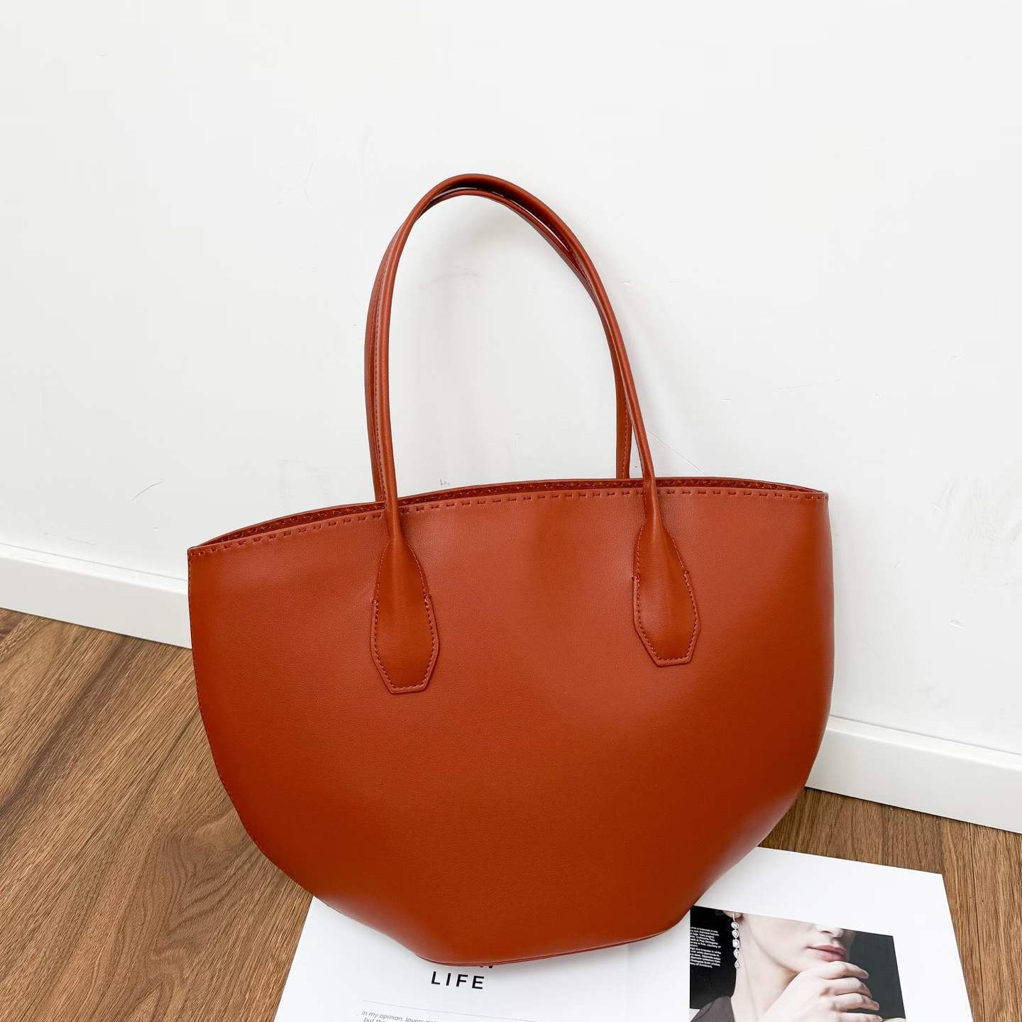 Mendy Underarm Tote Bag Women s Large Capacity Genuine Leather Bag Urban Simple Style Double Shoulder Bag Handbag Designer
Mendy Underarm Tote Bag Women s Large Capacity Genuine Leather Bag Urban Simple Style Double Shoulder Bag Handbag Designer