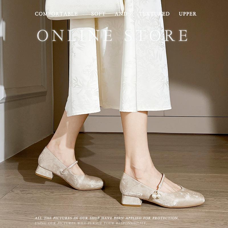 New Chinese square head thick heel single shoes women s spring new shallow mouth one-word buckle Mary Jane shoes large size women s shoes 32
New Chinese square head thick heel single shoes women s spring new shallow mouth one-word buckle Mary Jane shoes large size women s shoes 32