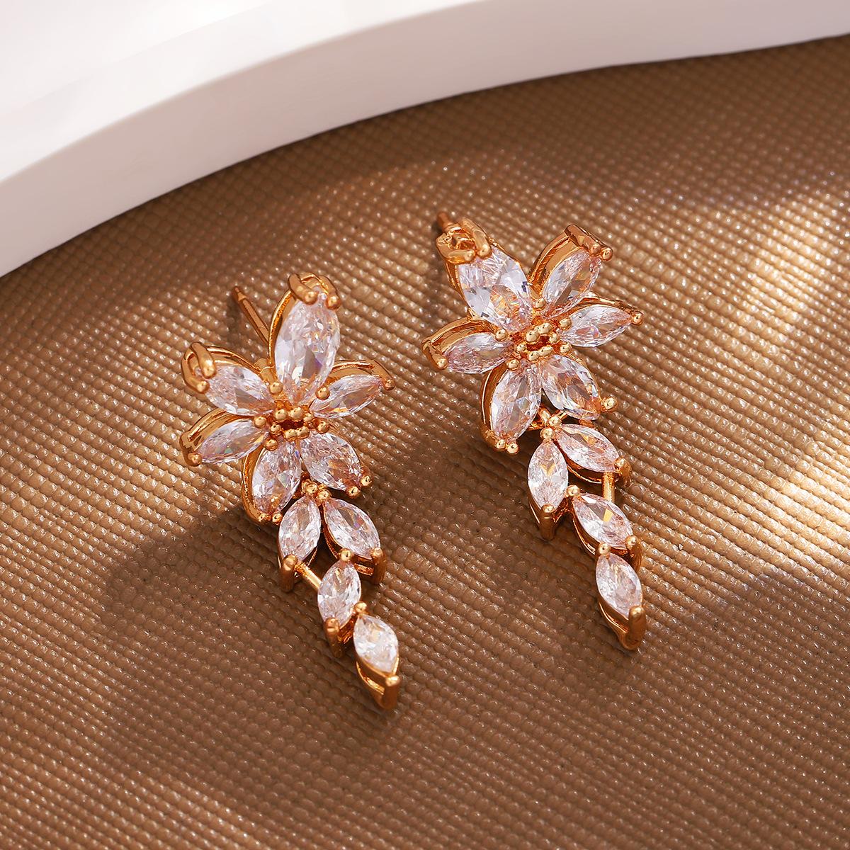 Luxury Water Drop Earrings for Women Bridal Wedding Party Earrings Leaf Long Dangle Earrings
Luxury Water Drop Earrings for Women Bridal Wedding Party Earrings Leaf Long Dangle Earrings