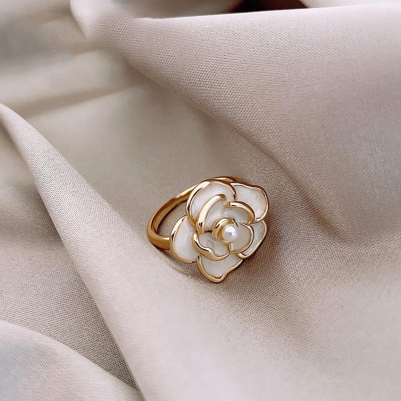 French Romantic Elegant White Enamel Petal Flower Shaped Earrings 2026 New Jewelry Sweet Accessories For Woman s Luxury Jewelry
French Romantic Elegant White Enamel Petal Flower Shaped Earrings 2026 New Jewelry Sweet Accessories For Woman s Luxury Jewelry