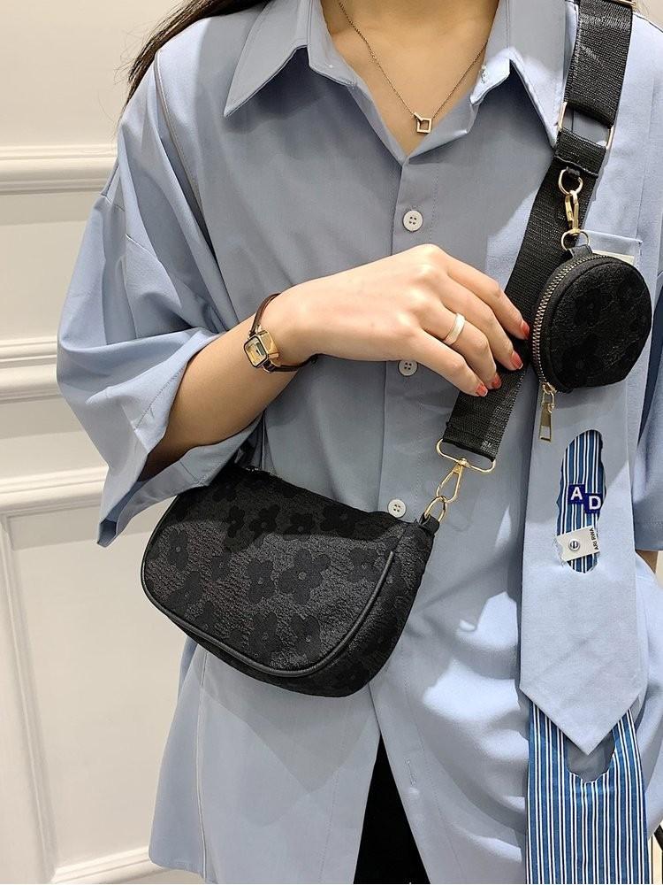 Elegant Black Retro Handheld Purse For Women With Trendy Letter Print And Chain Strap
Elegant Black Retro Handheld Purse For Women With Trendy Letter Print And Chain Strap