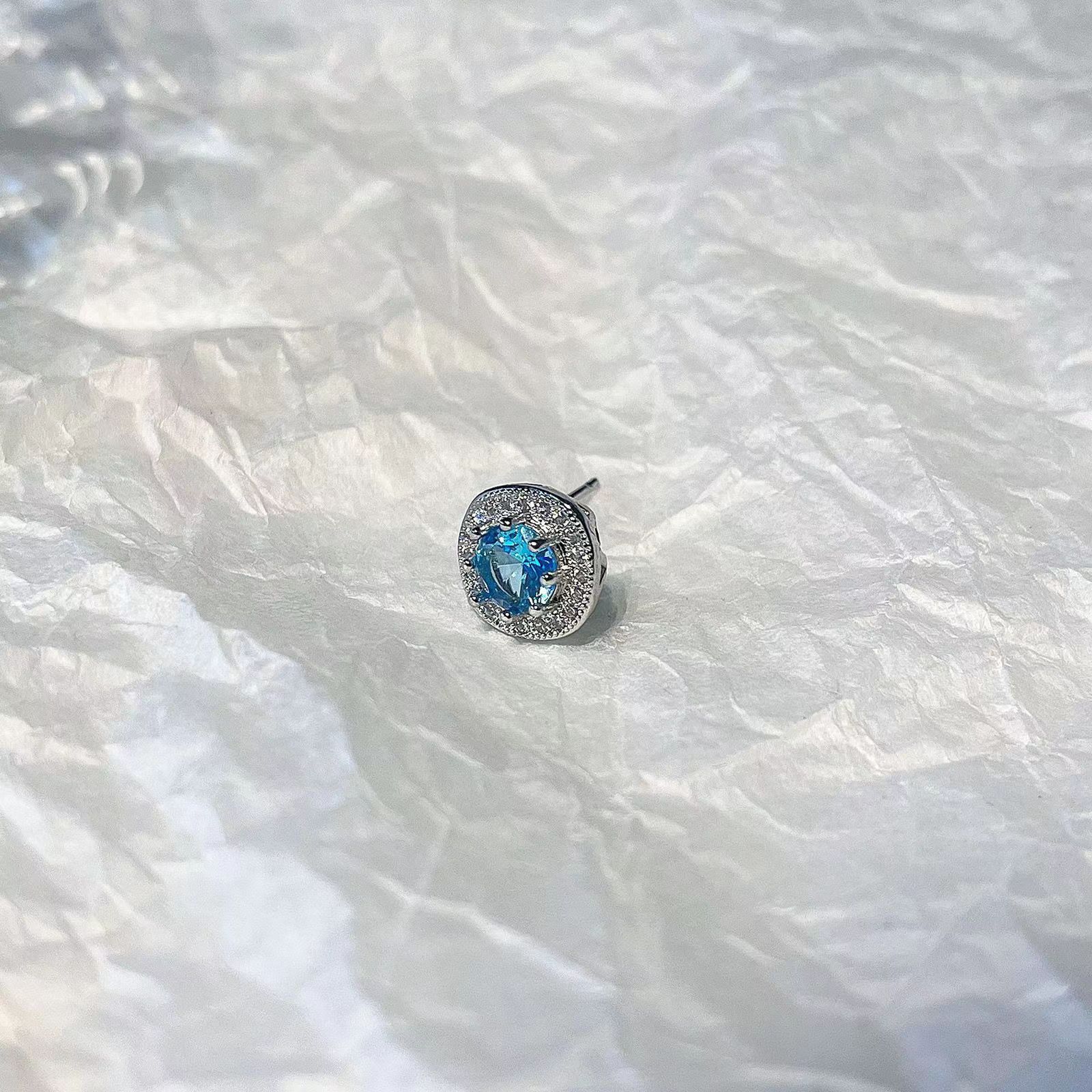 Wang fried combination, flash diamond water blue zircon earrings, love butterfly star earrings, versatile Spice Girl screws, earbone nails
Wang fried combination, flash diamond water blue zircon earrings, love butterfly star earrings, versatile Spice Girl screws, earbone nails