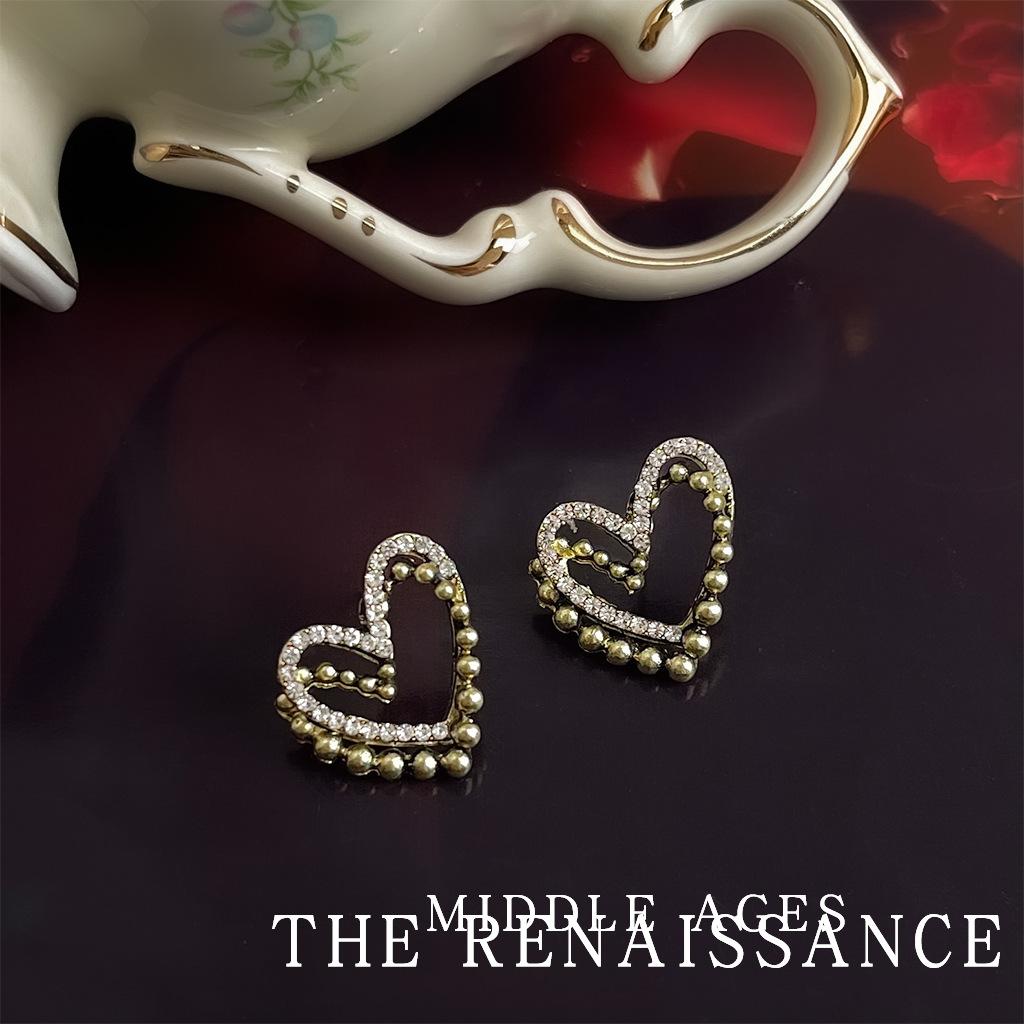 Vintag medium ancient style retro double-layer line love zircon stud earrings literary and artistic old gold earrings women
Vintag medium ancient style retro double-layer line love zircon stud earrings literary and artistic old gold earrings women