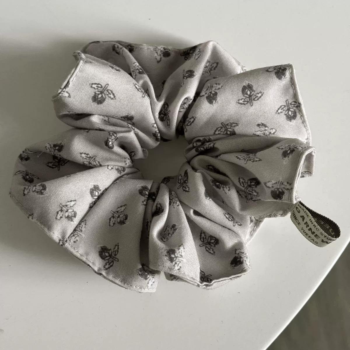 Простой обернутый двухслойный полосатый деревянный ободок в стиле ретро, эластичная резинка для волос, ленивая высококлассная резинка-пучок, скранчи Headbands
Простой обернутый двухслойный полосатый деревянный ободок в стиле ретро, эластичная резинка для волос, ленивая высококлассная резинка-пучок, скранчи Headbands